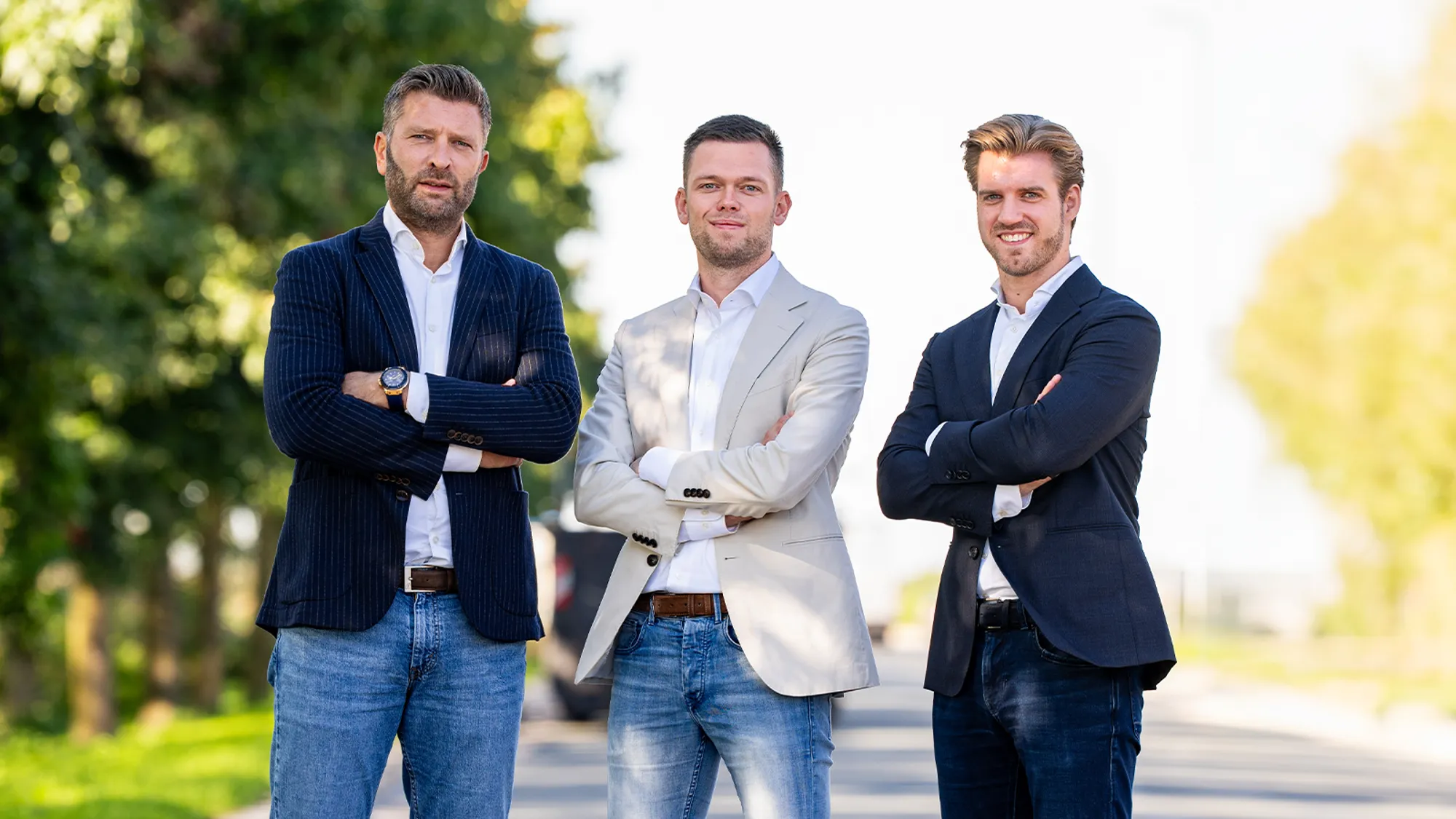 Team Fynem buiten Drie teamleden van Fynem buiten in colbert, met de armen over elkaar